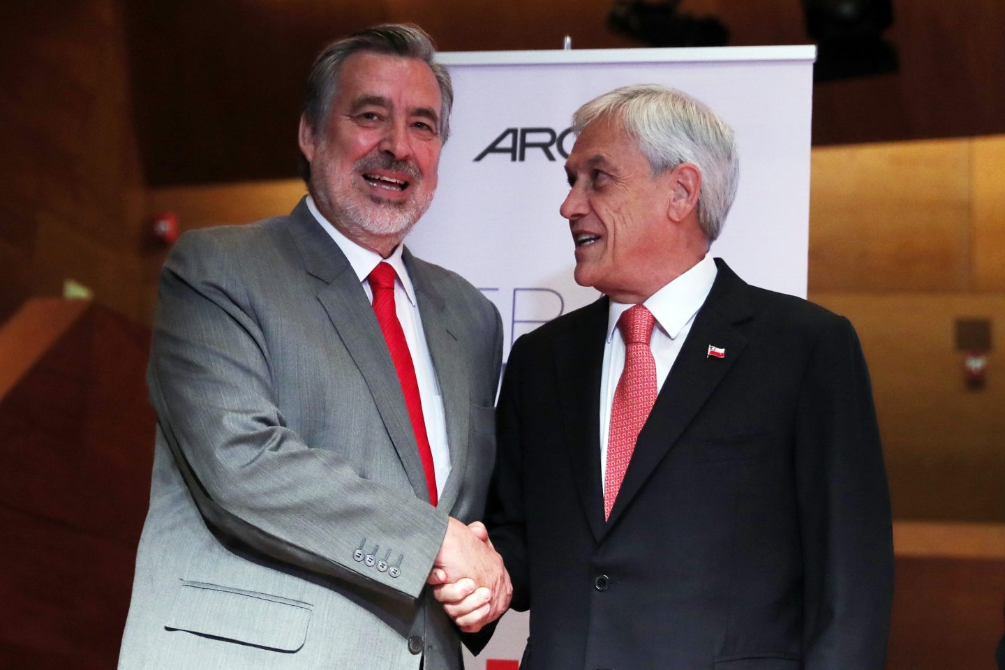 Alejandro Guillier y Sebastián Piñera, candidatos a la Presidencia de Chile, en un debate en la radio.