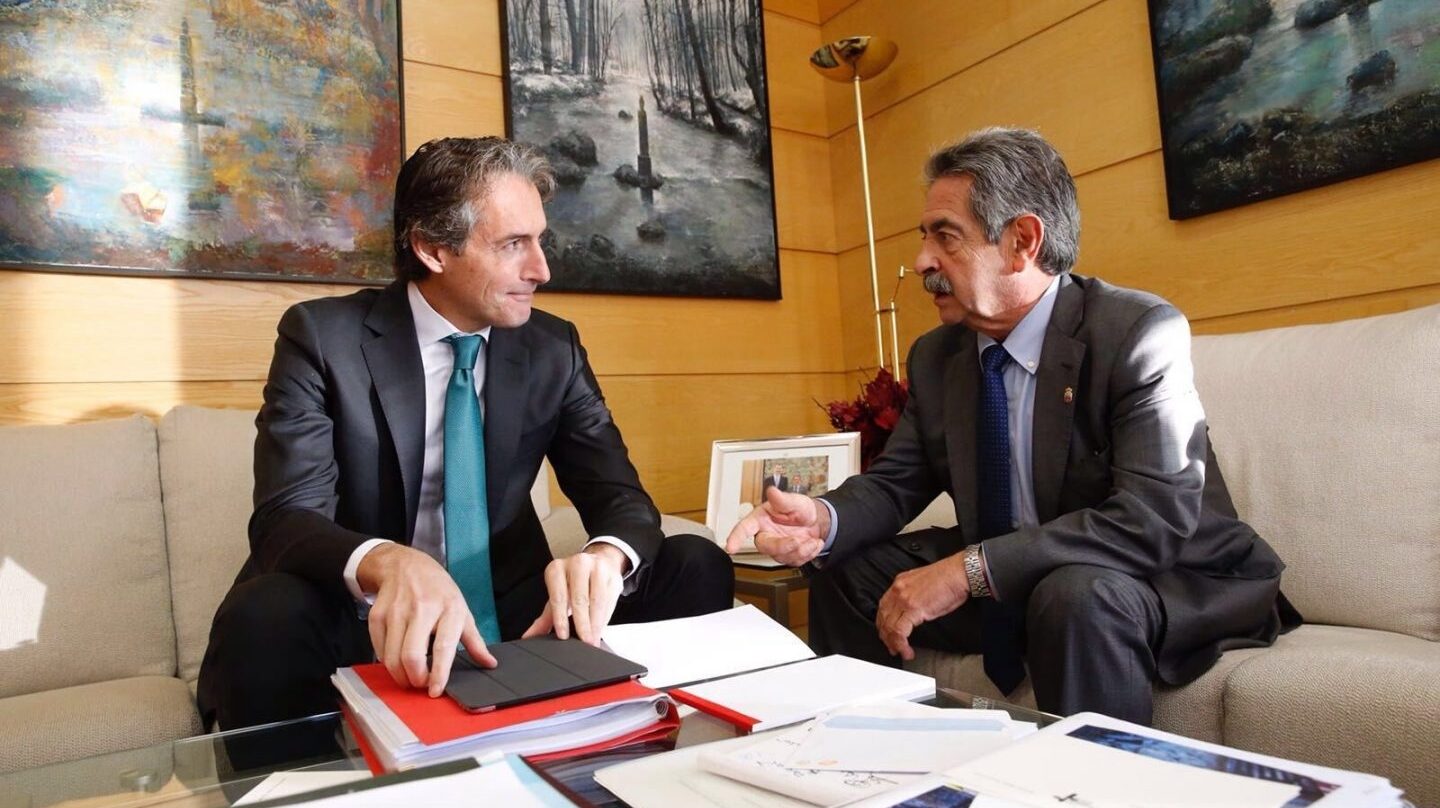 Íñigo de la Serna y Miguel Ángel Revilla se reúnen en Cantabria en diciembre de 2016, al poco de tomar posesión el primero como ministro de Fomento.