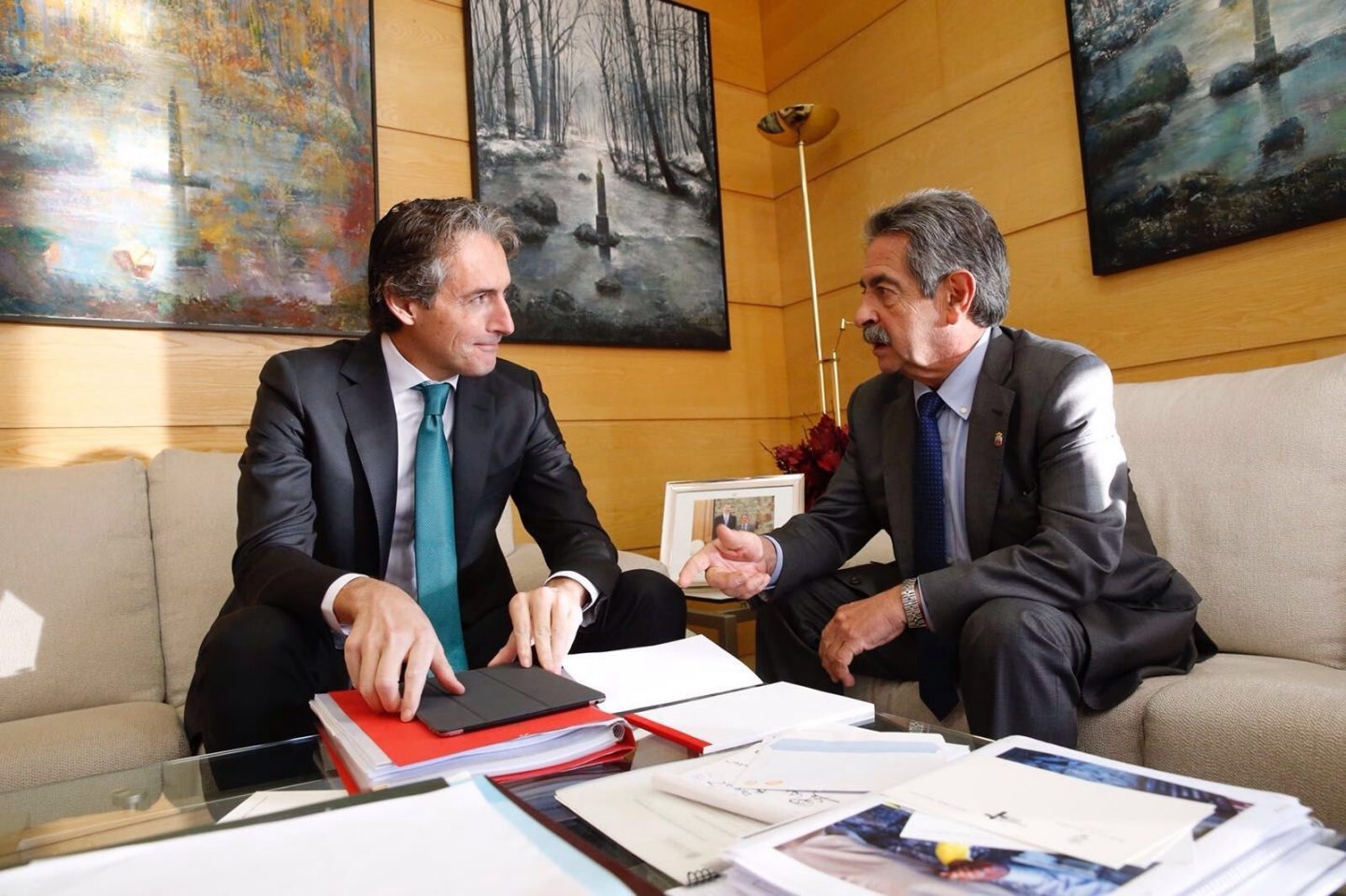 Íñigo de la Serna y Miguel Ángel Revilla se reúnen en Cantabria en diciembre de 2016, al poco de tomar posesión el primero como ministro de Fomento.