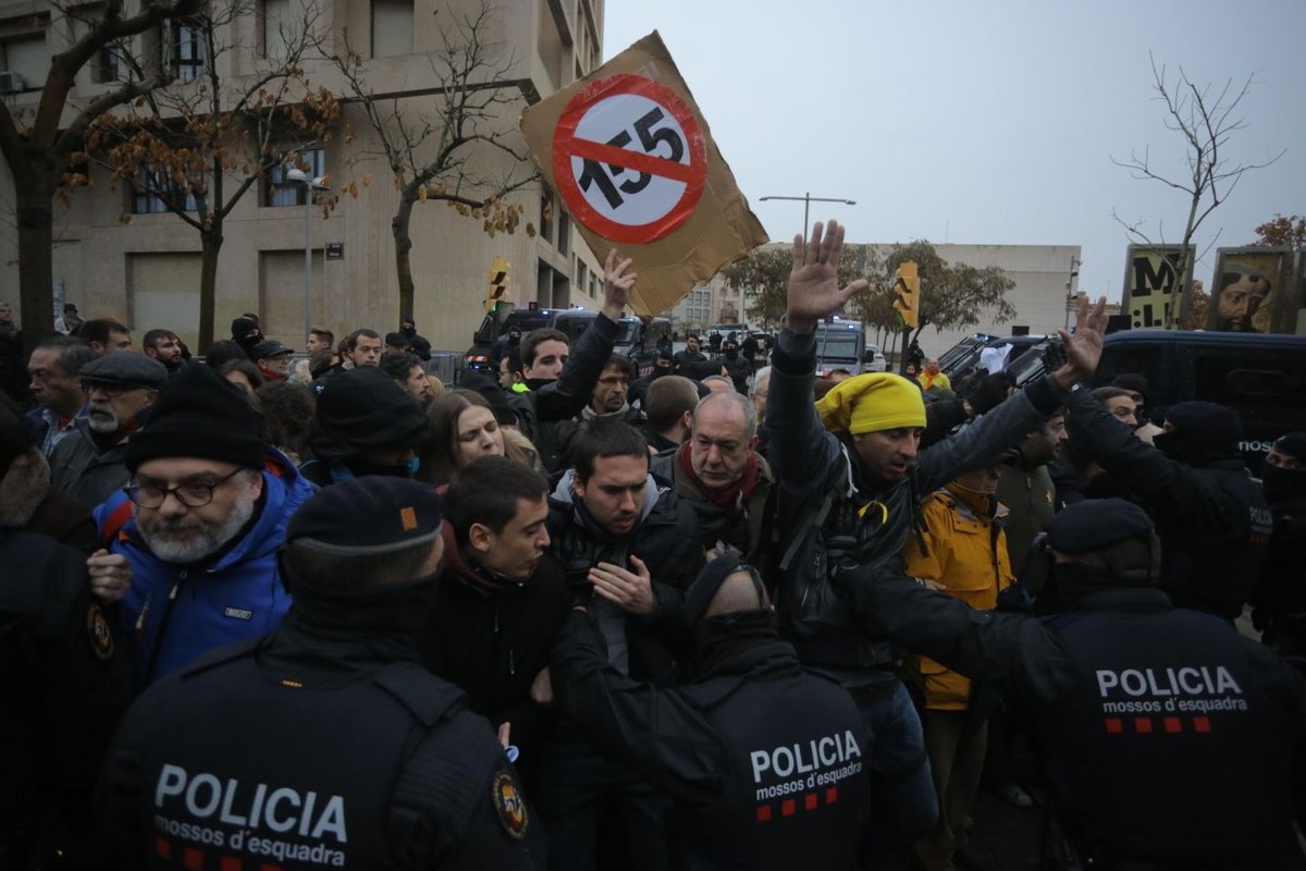 Incidentes a las puertas del Museo de Lleida entre policía y manifestantes por el traslado de los bienes de Sijena.