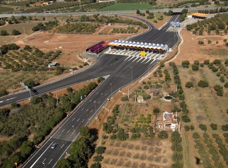 Un mosso detenido por pinchar las ruedas de decenas de camiones y furgonetas en la AP-7