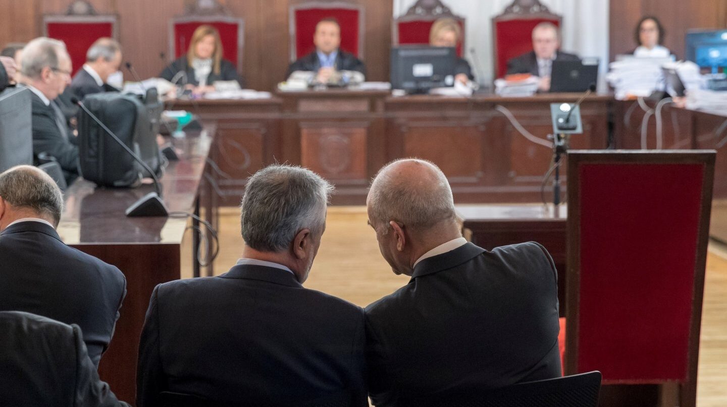 Los ex presidentes de la Junta de Andalucía Manuel Chaves y José Antonio Griñán, sentados en el banquillo de los acusados durante el juicio.