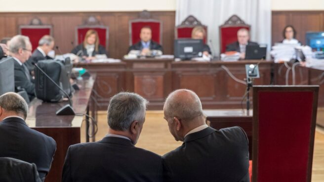 Los ex presidentes de la Junta de Andalucía Manuel Chaves y José Antonio Griñán, sentados en el banquillo de los acusados durante el juicio.