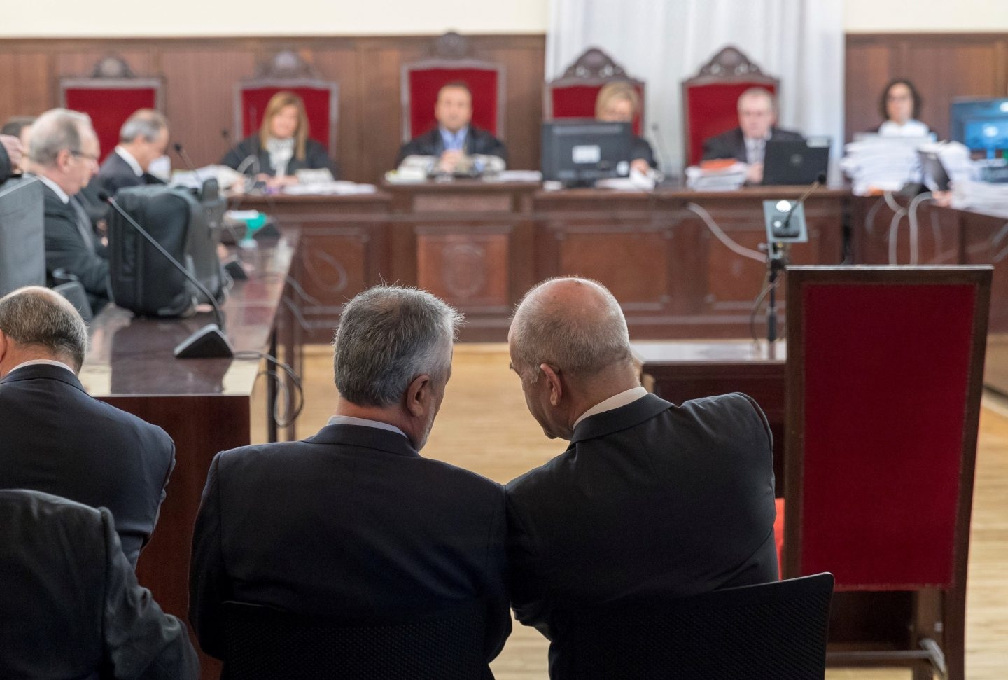 Los ex presidentes de la Junta de Andalucía Manuel Chaves y José Antonio Griñán, sentados en el banquillo de los acusados durante el juicio.
