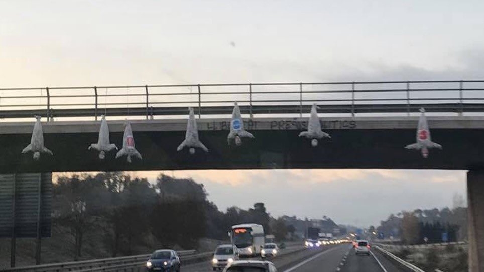 Los muñecos colgados del puente, entre Vic y Tona.