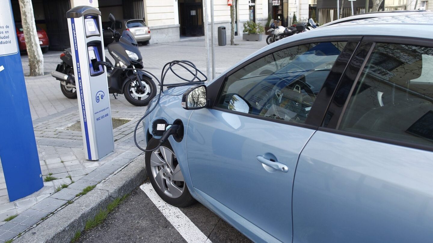 El coche eléctrico necesita un plan, según Aedive