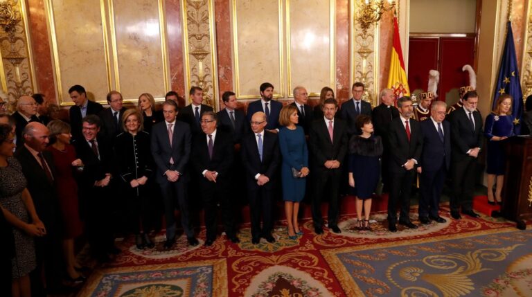 La presidenta de la Cámara Baja, Ana Pastor (d), durante su intervención en el acto conmemorativo celebrado hoy en el Congreso de los Diputados con motivo del Día de la Constitución.