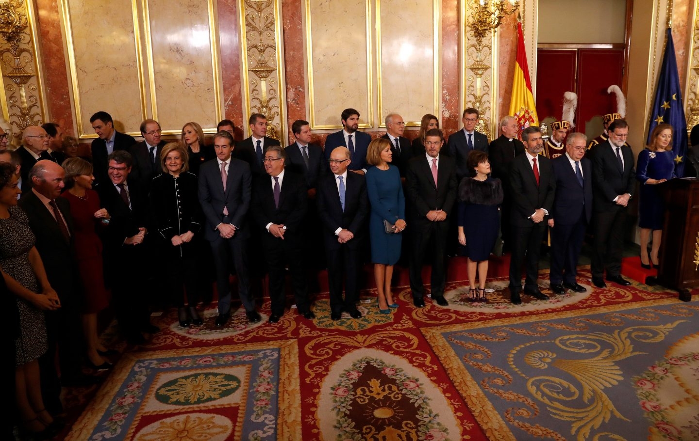 La presidenta de la Cámara Baja, Ana Pastor (d), durante su intervención en el acto conmemorativo celebrado hoy en el Congreso de los Diputados con motivo del Día de la Constitución.