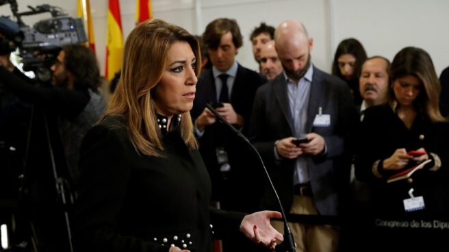 Susana Díaz durante las declaraciones que realizó a su llegada a la recepción que se celebra en el Congreso de los Diputados con motivo del Día de la Constitución.