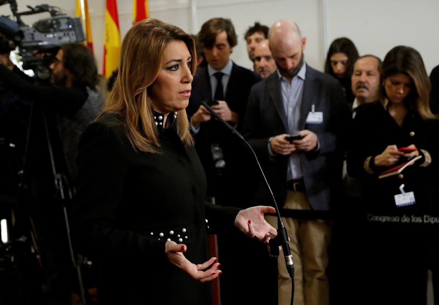 Susana Díaz durante las declaraciones que realizó a su llegada a la recepción que se celebra en el Congreso de los Diputados con motivo del Día de la Constitución.