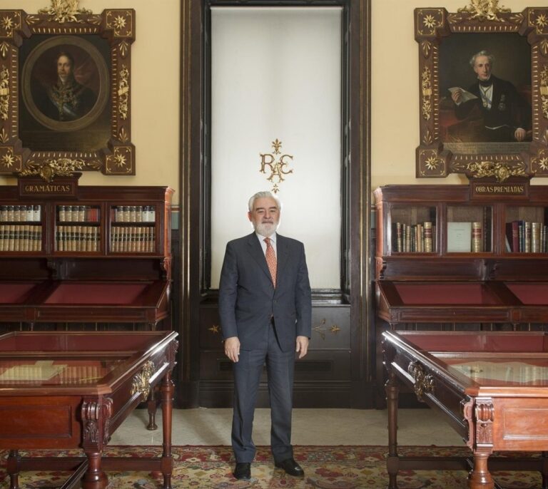 Darío Villanueva: "La RAE intenta corregir la anomalía de su déficit de mujeres"