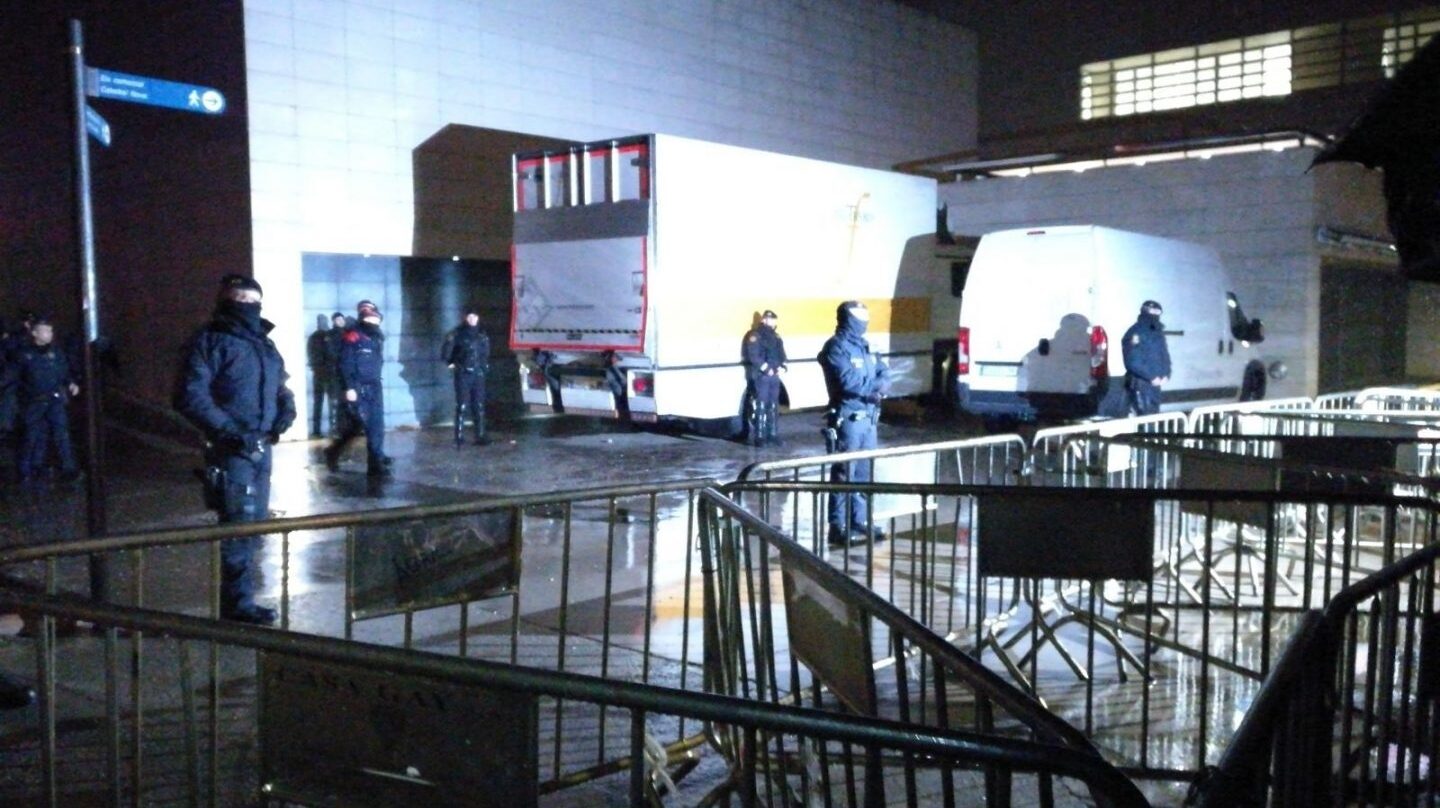 Dispositivo policial en el museo de Lleida para transportar los bienes de Sijena.