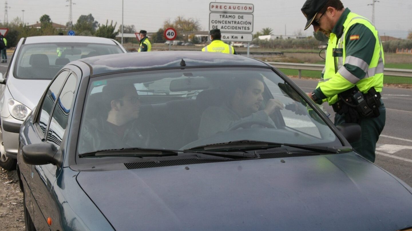 Un agente de la Guardia Civil, practicando una prueba de alcoholemia.