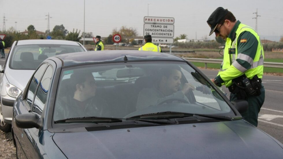 Un agente de la Guardia Civil, practicando una prueba de alcoholemia.