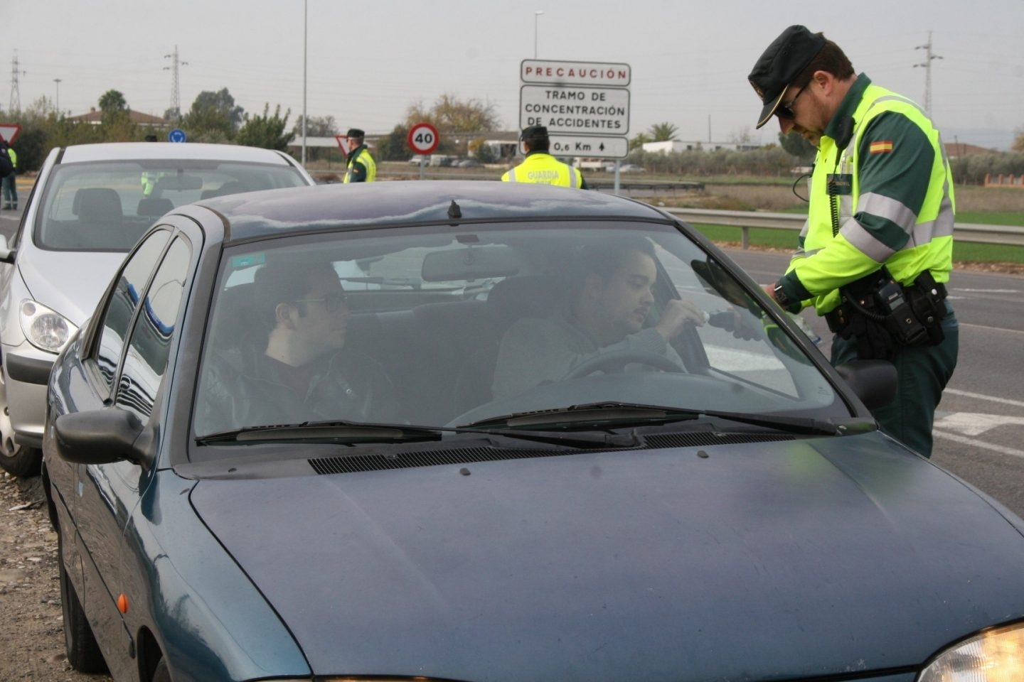 Un agente de la Guardia Civil, practicando una prueba de alcoholemia.