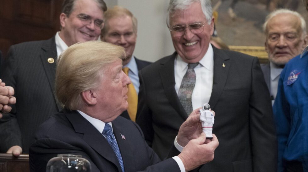 Donald J. Trump, recibe un muñeco astronauta