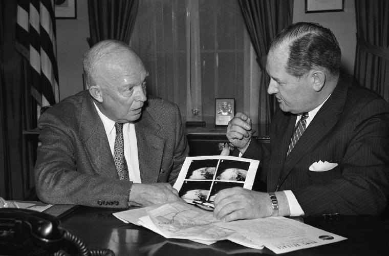 Dwight D. Eisenhower (izquierda) firma la legislación que permite la creación de la Nasa
