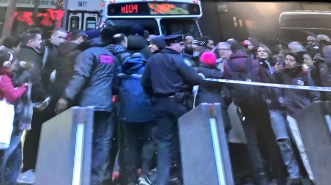 Las cámaras captan el momento en el que estalla la bomba de la terminal de autobuses de Nueva York