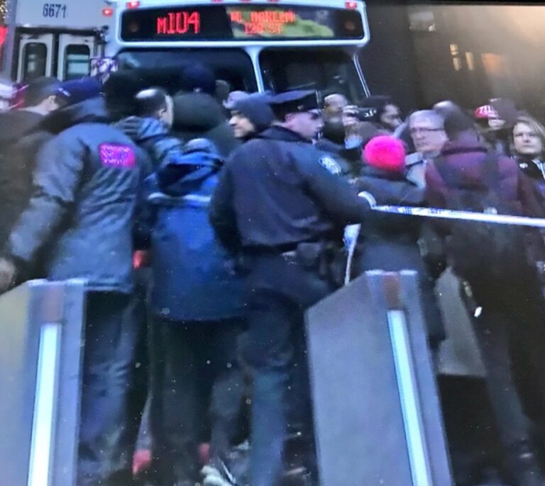 Las cámaras captan el momento en el que estalla la bomba de la terminal de autobuses de Nueva York