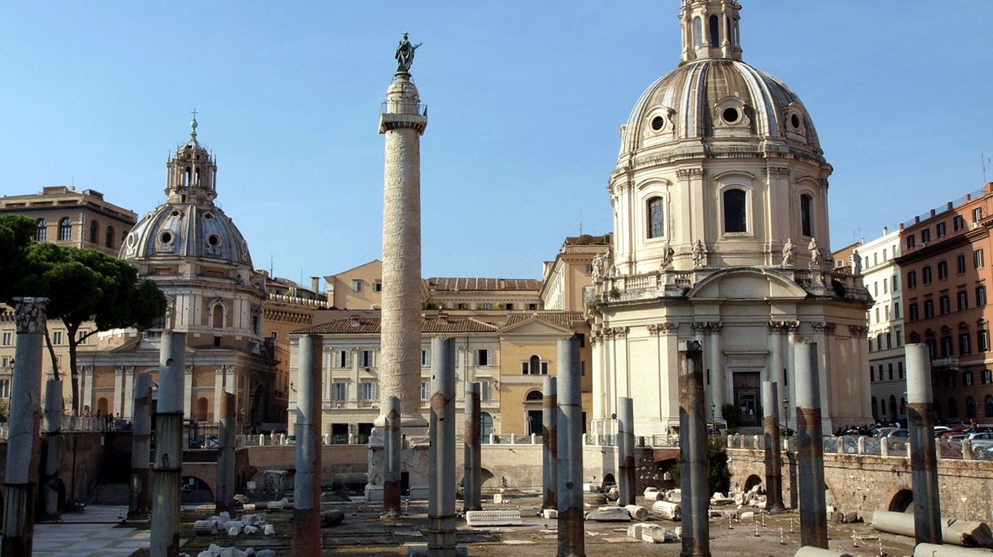 Vista de los foros de Trajano con la columna en el fondo