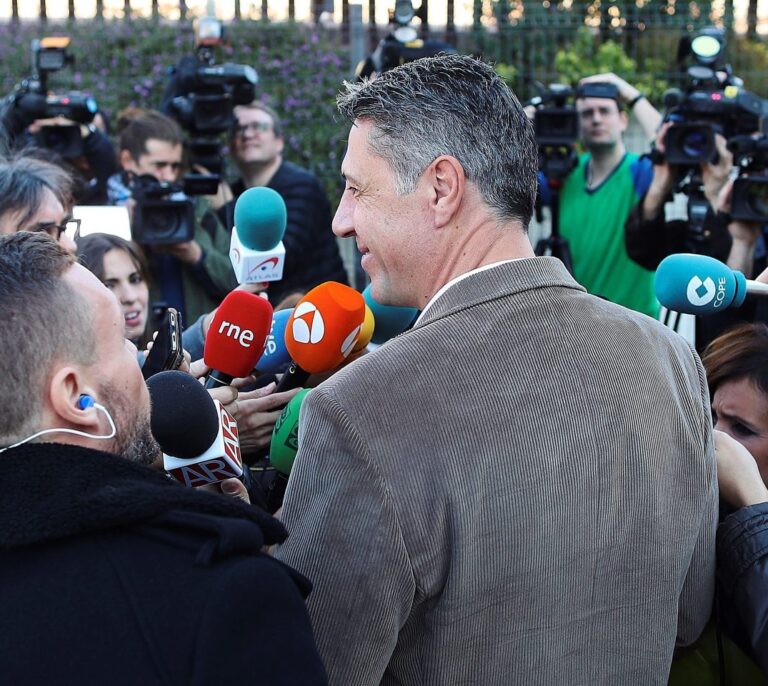 Albiol no dimite porque dejaría al PP catalán en una situación "muy delicada"