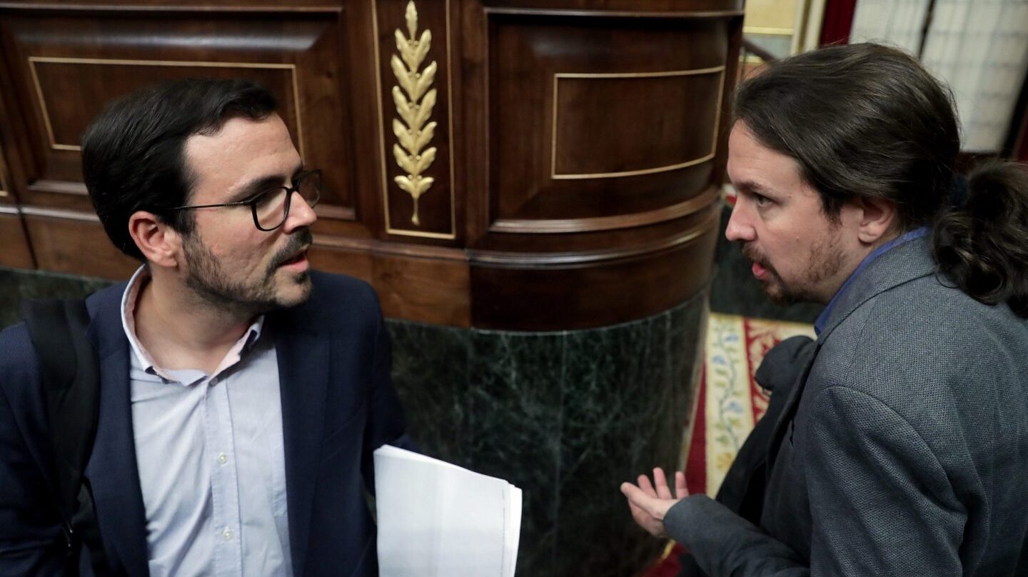Alberto Garzón y Pablo Iglesias conversan antes del inicio del pleno en el Congreso, el pasado 12 de diciembre.