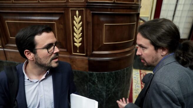 Alberto Garzón y Pablo Iglesias conversan antes del inicio del pleno en el Congreso, el pasado 12 de diciembre.