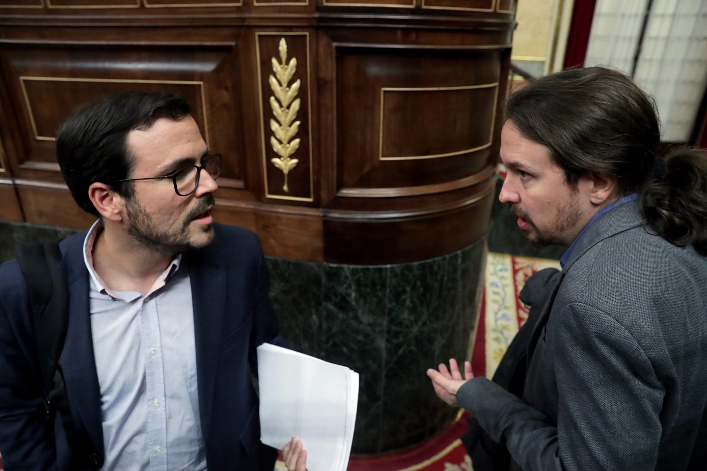 Alberto Garzón y Pablo Iglesias conversan antes del inicio del pleno en el Congreso, el pasado 12 de diciembre.
