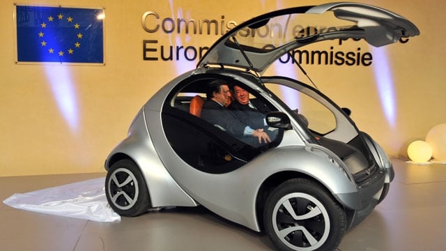 El prototipo del coche eléctrico 'Hiriko' durante su presentación ante representantes de la Comisión Europea.