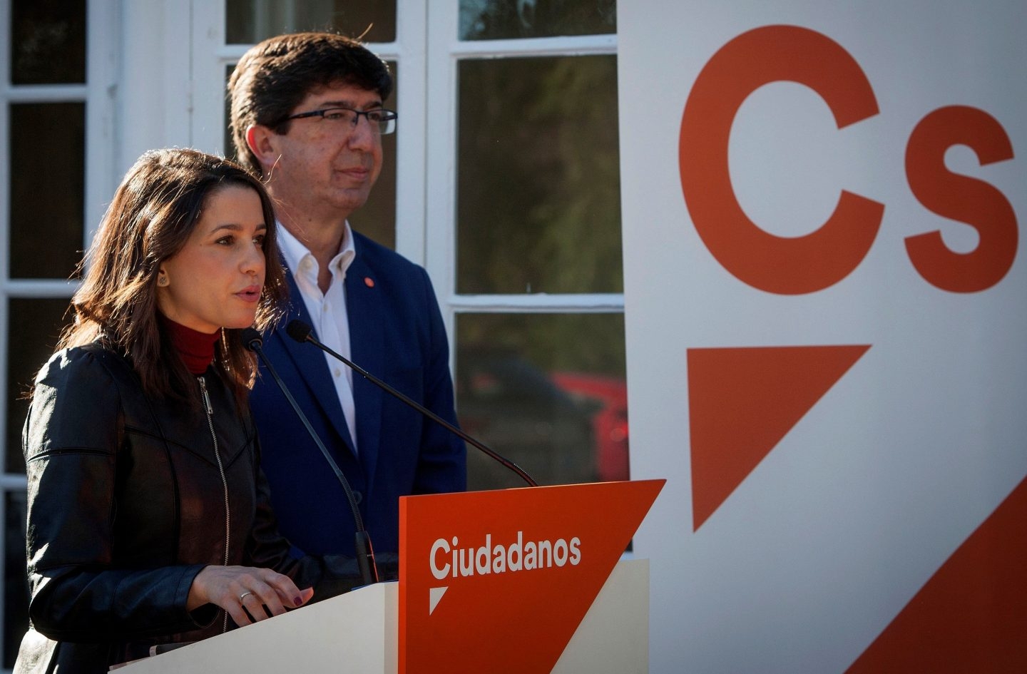 La líder de Ciudadanos en Cataluña, Inés Arrimadas junto al presidente y portavoz del grupo parlamentario de Ciudadanos en Andalucía, Juan Marín.