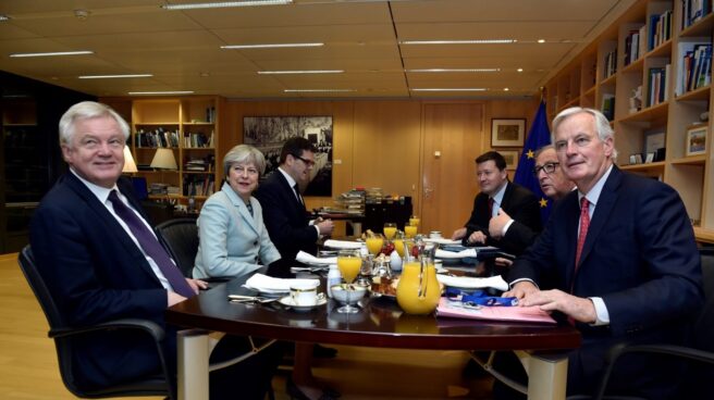 El presidente de la Comisión Europea, Jean-Claude Juncke (2º dcha), y el negociador de la UE para el brexit, Michel Barnier (dcha) en una reunión con la primera ministra británica, Theresa May (2º izq), y el ministro británico para la Salida de la Unión Europea, David Davis (izq).