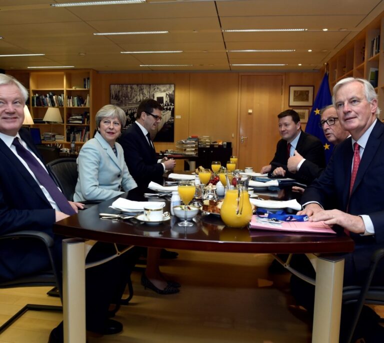 Juncker y May pactan un 'acuerdo de divorcio' sobre el Brexit