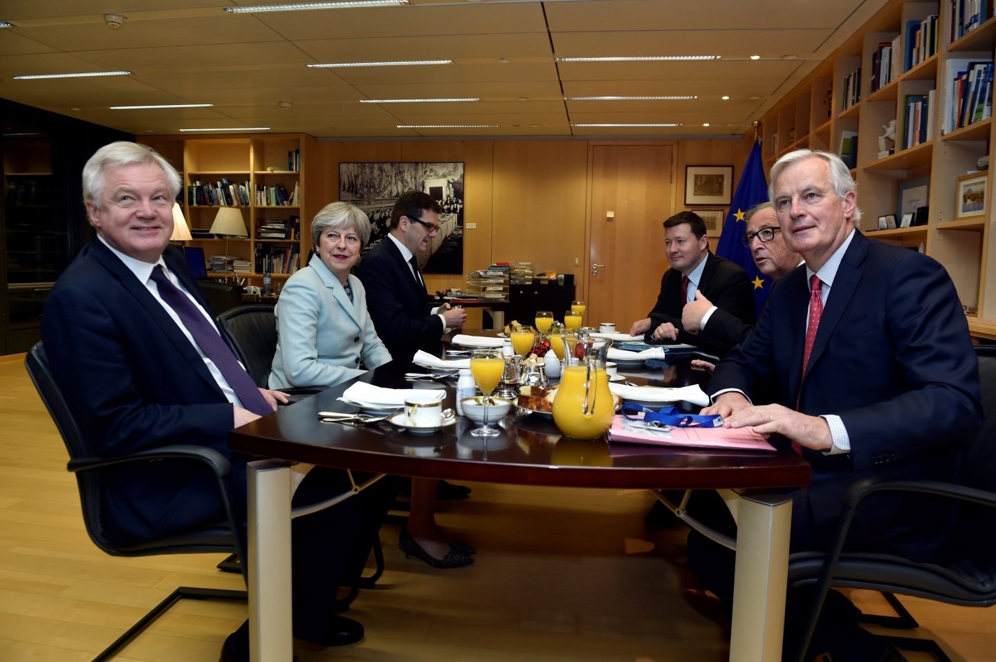 El presidente de la Comisión Europea, Jean-Claude Juncke (2º dcha), y el negociador de la UE para el brexit, Michel Barnier (dcha) en una reunión con la primera ministra británica, Theresa May (2º izq), y el ministro británico para la Salida de la Unión Europea, David Davis (izq).