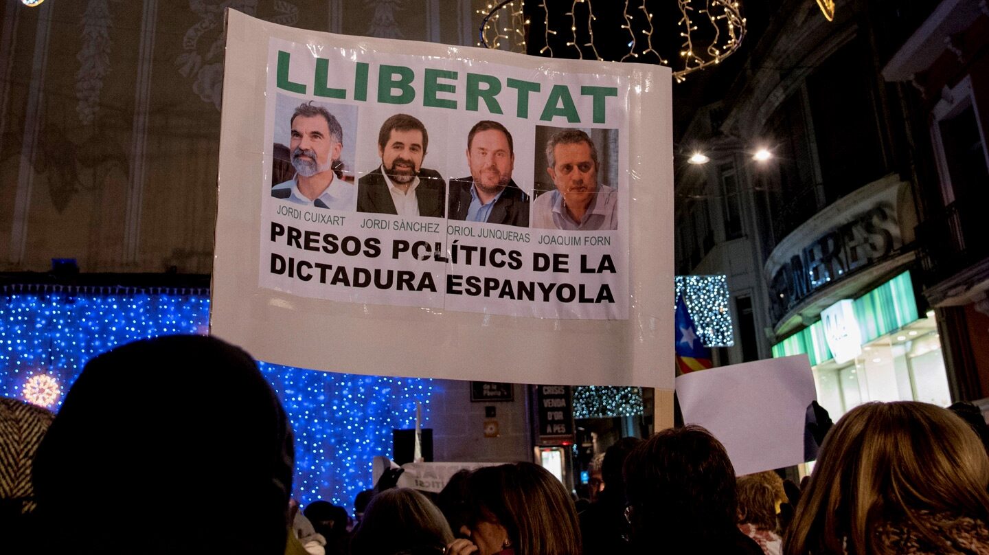 Cartel con la foto de Oriol Junqueras, Joaquim Forn, Jordi Sánchez y Jordi Cuixart.