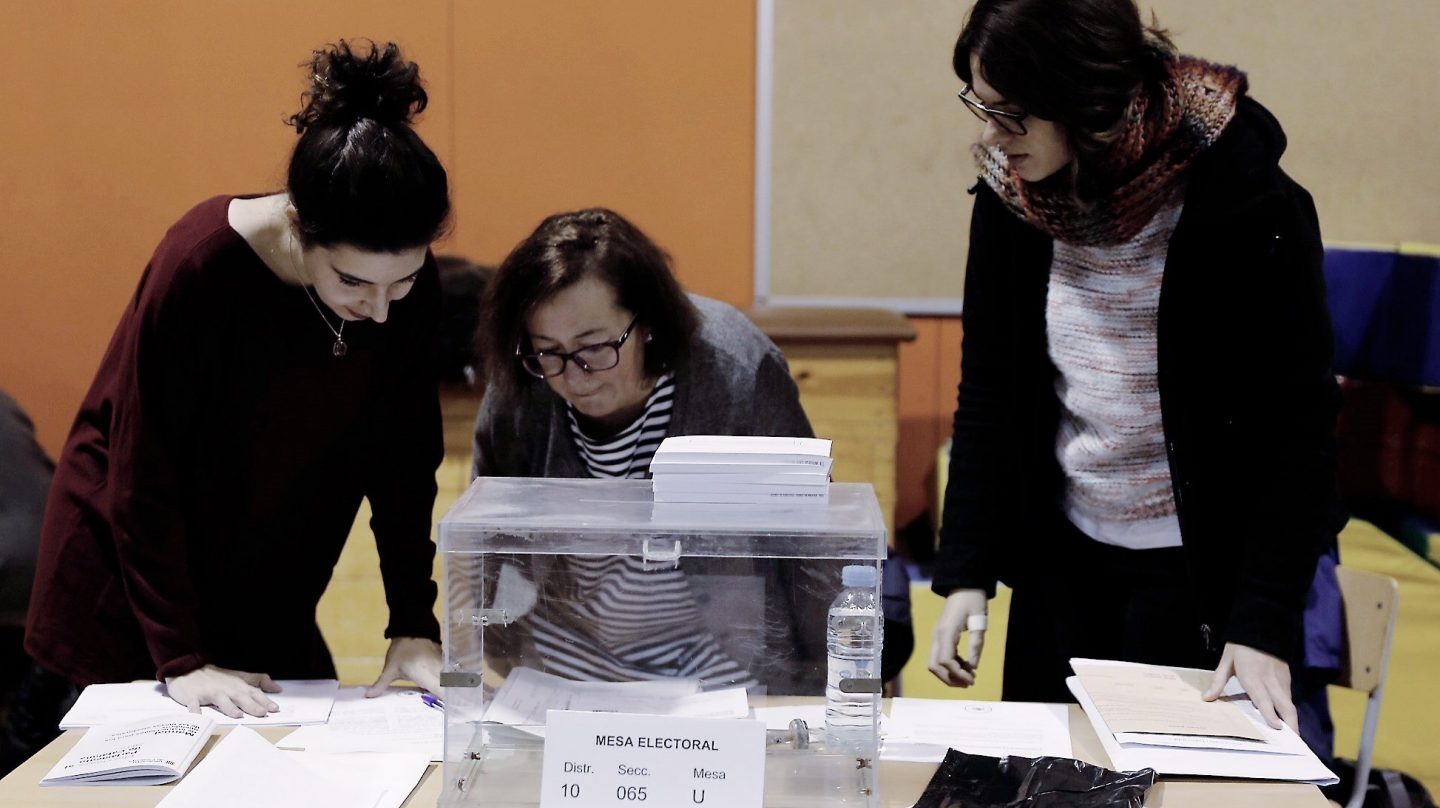 Constitución de la mesa electoral en Escola Pere IV de Barcelona.