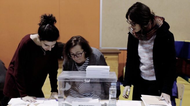 Constitución de la mesa electoral en Escola Pere IV de Barcelona.