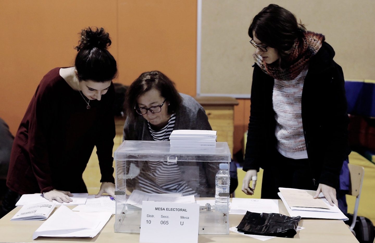 Constitución de la mesa electoral en Escola Pere IV de Barcelona.