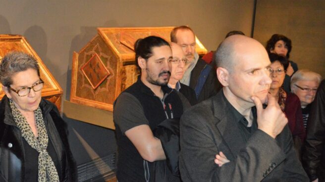 Miembros de plataformas culturales, junto a los bienes de Sijena en el Museo de Lleida.