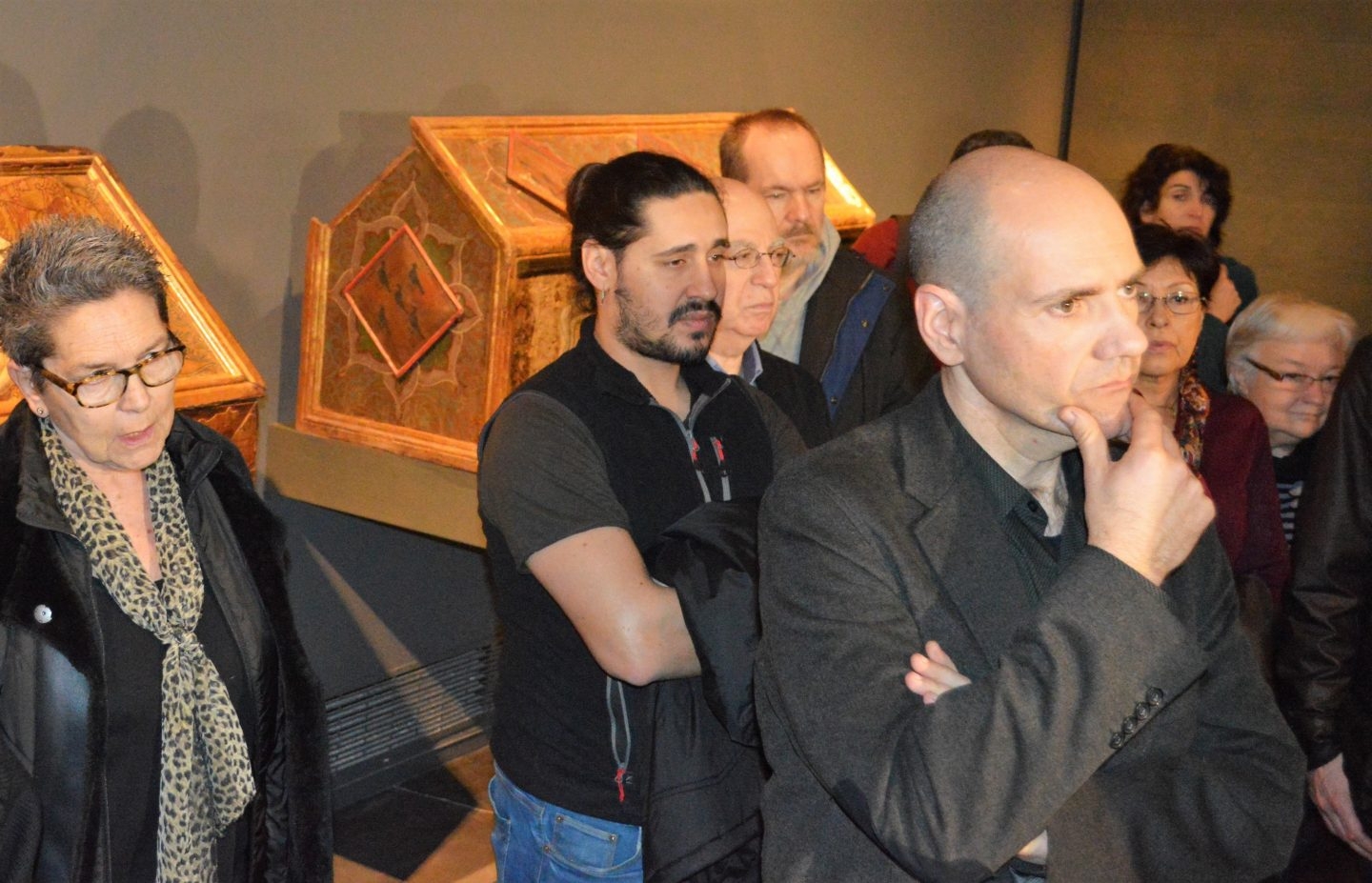 Miembros de plataformas culturales, junto a los bienes de Sijena en el Museo de Lleida.