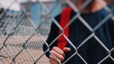 Imponen trabajos comunitarios a ocho menores por acosar a una compañera