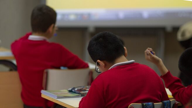 niños-en-clase-leyendo La afiliación a la Seguridad Social de profesores se dispara en plena inspección de colegios.
