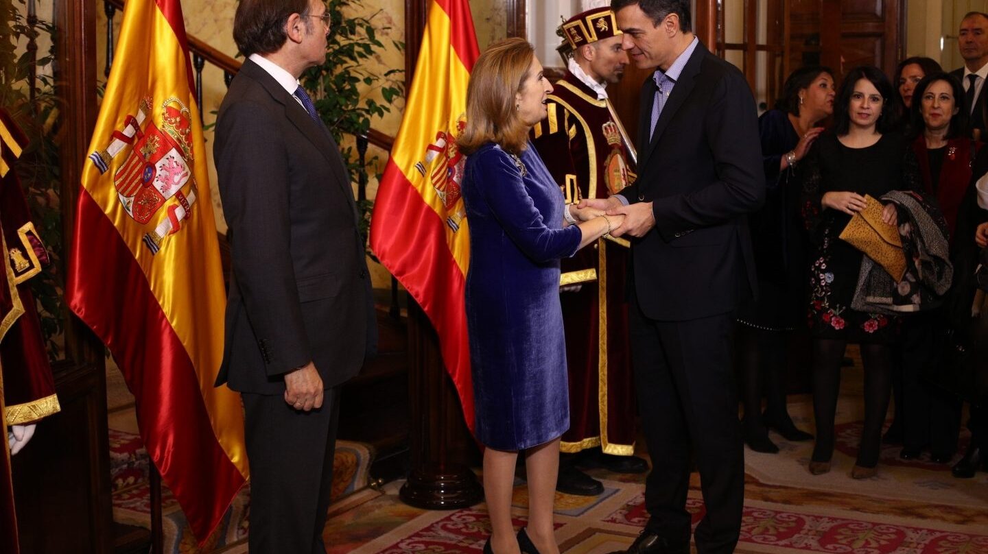 Pedro Sánchez saluda a la presidenta del Congreso, Ana Pastor, en el 39 aniversario de la Constitución.