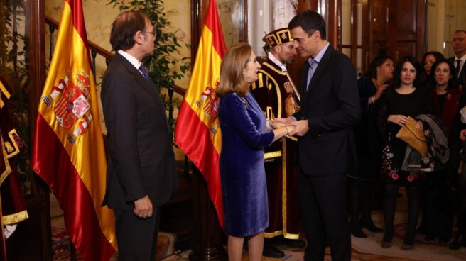 Pedro Sánchez saluda a la presidenta del Congreso, Ana Pastor, en el 39 aniversario de la Constitución.