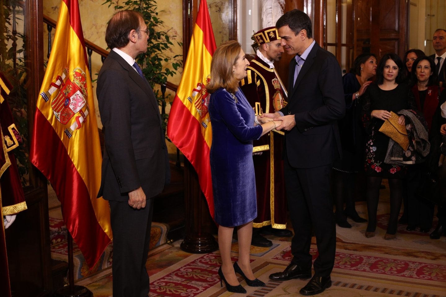 Pedro Sánchez saluda a la presidenta del Congreso, Ana Pastor, en el 39 aniversario de la Constitución.