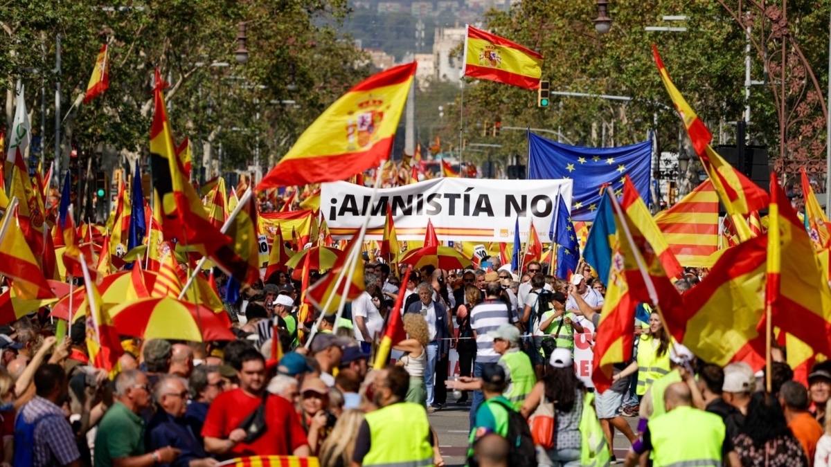 Cientos de personas protestan durante una manifestación de SCC contra la amnistía