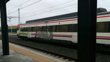 Renfe ordena a Acciona retirar el producto tóxico para limpiar grafitis en los trenes
