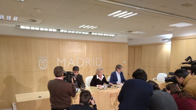 photo5890843355418569600 Manuela Carmena, rodeada de Marta Higueras y Jorge García Castaño, antes de anunciar el cese de Sánchez Mato.