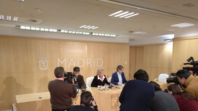 Manuela Carmena, rodeada de Marta Higueras y Jorge García Castaño, antes de anunciar el cese de Sánchez Mato.