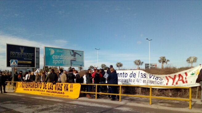 Vecinos de la Plataforma por el Soterramiento del AVE en Murcia, ante la visita de Rajoy