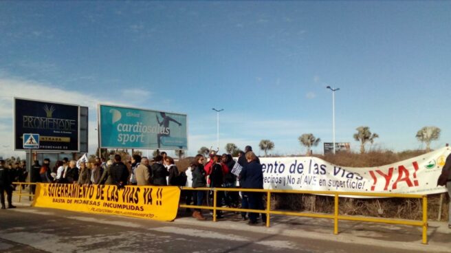 Vecinos de la Plataforma por el Soterramiento del AVE en Murcia, ante la visita de Rajoy Vecinos de la Plataforma por el Soterramiento del AVE en Murcia, ante la visita de Rajoy